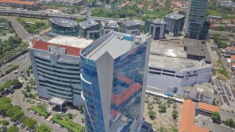 AMG Tower dikelilingi oleh pusat perbelanjaan, bank, hotel dan gedung pemerintahan